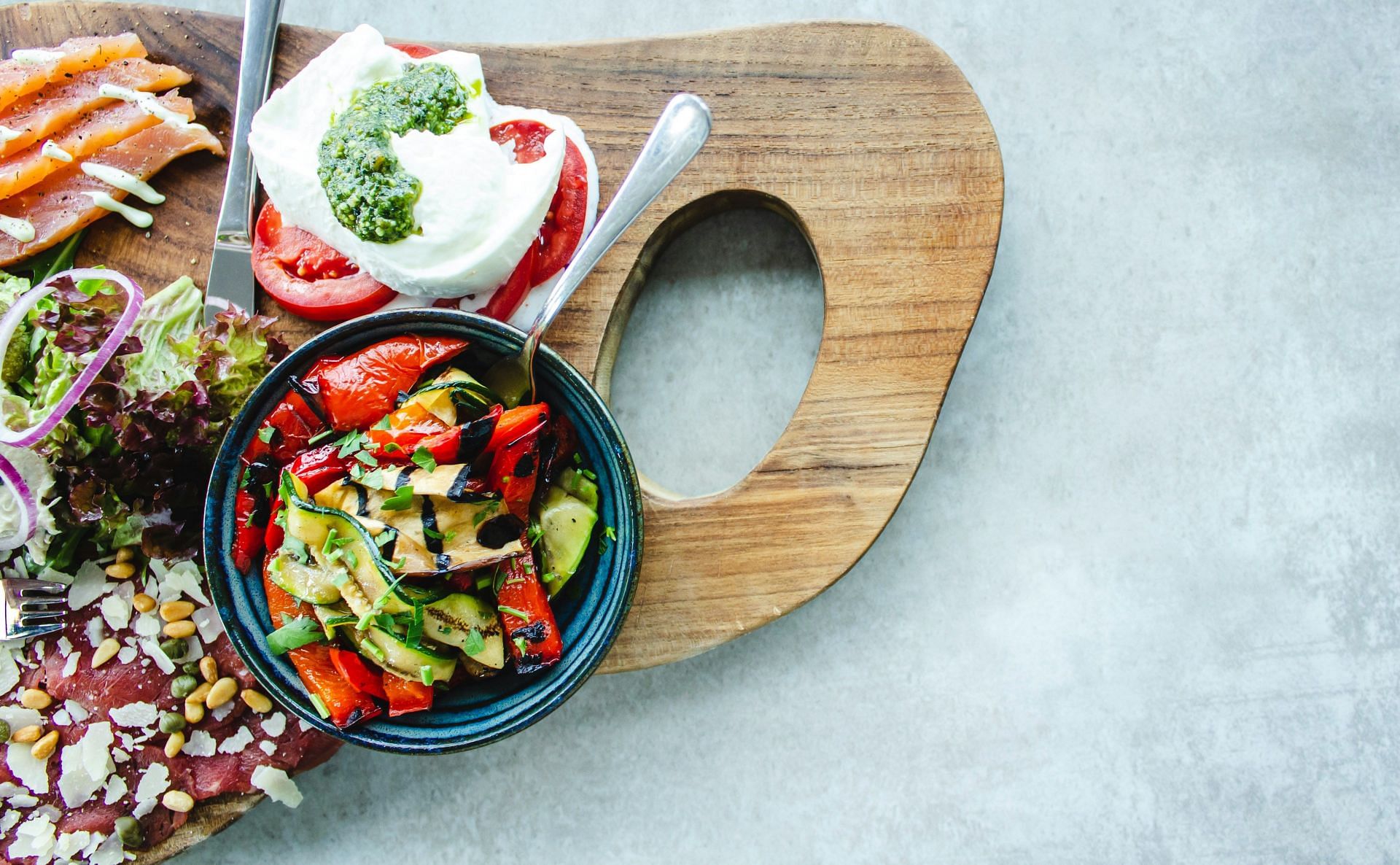 Antioxidant-rich elements (Image via Unsplash/ Louis Hansel)